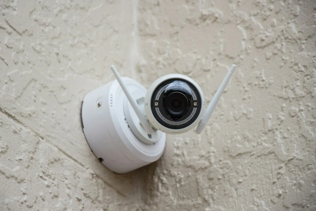 Zoom sur une caméra de surveillance extérieure IP66