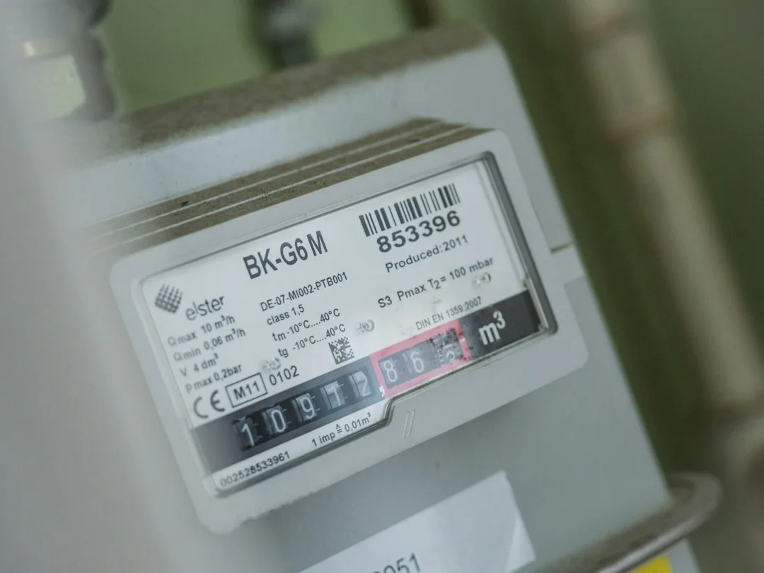 Compteur électrique Linky installé dans un mur