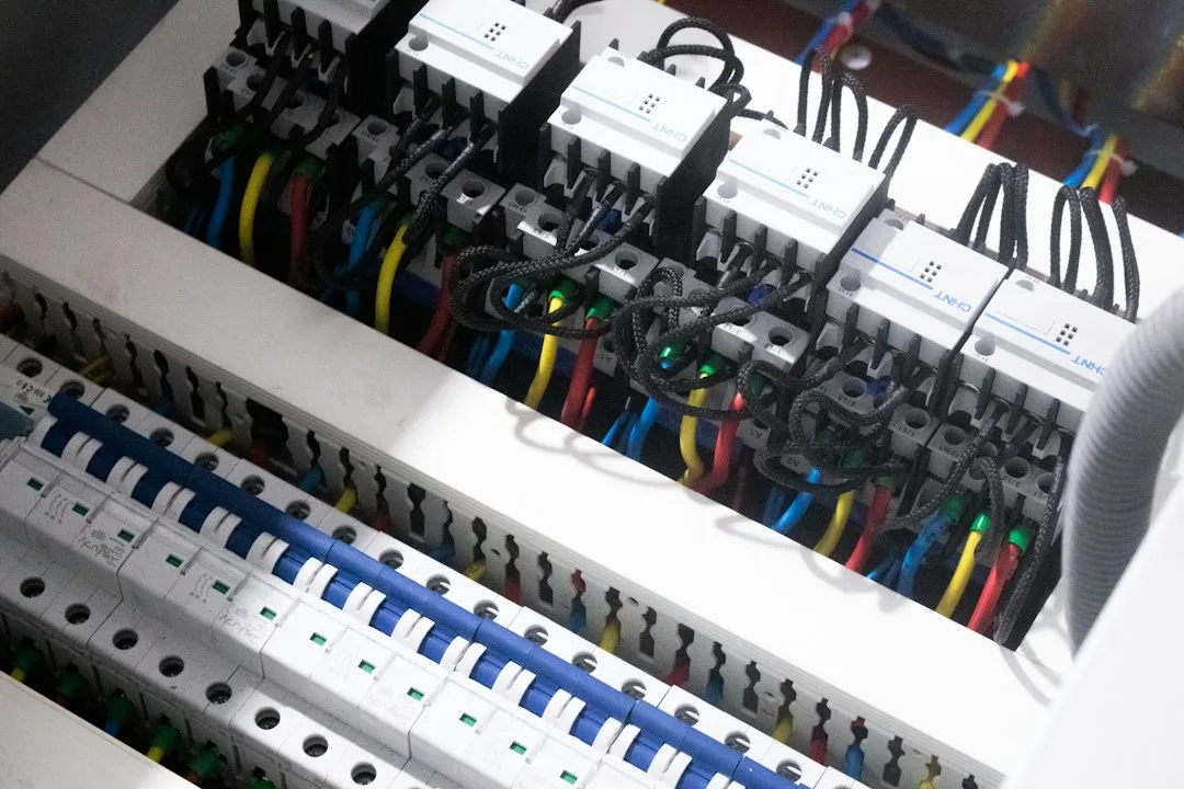 Installation électrique tableau : normes, composants et schéma de câbl