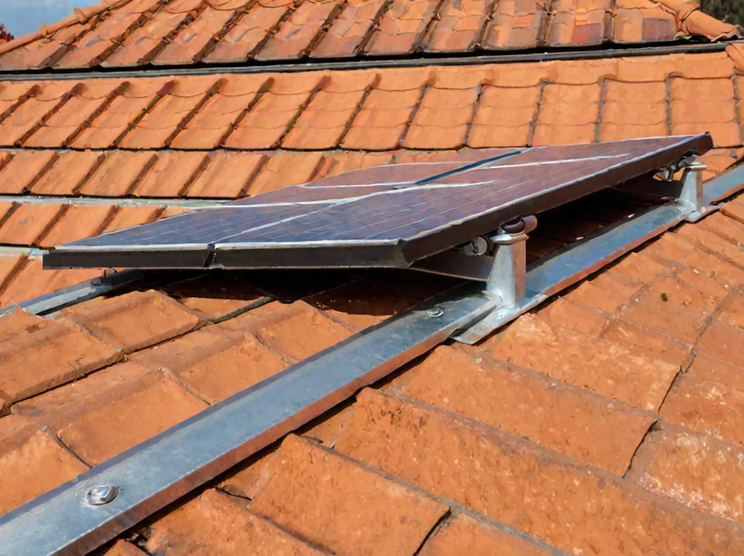 Fixation d'un panneau solaire sur des rails en aluminium